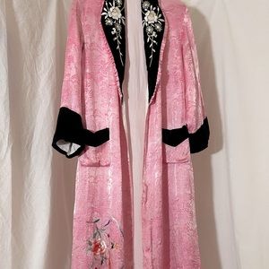 Vintage pink embroidered robe /kimono